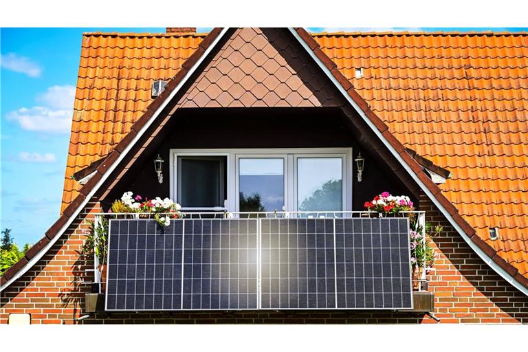 Im Jahr 2024 hatten Privatleute rund 500 Balkonsolaranlagen mehr in das Marktstammdatenregister eingetragen als 2025. (Symbolbild)