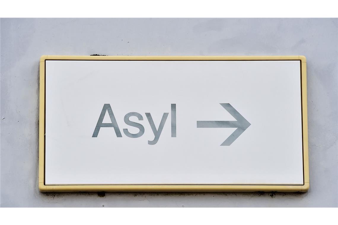 Im Jahr 2025 ist die Zahl der Asylbewerber deutlich zurückgegangen, trotzdem stöhnen die Verwaltungsgerichte im Südwesten unter etlichen Asylverfahren.
