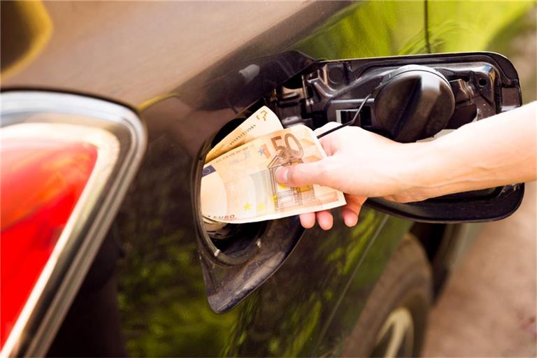 So viel kosten Diesel und Benzin 2026 mehr Im Jahr 2026 müssen Autofahrer wieder mehr bezahlen.