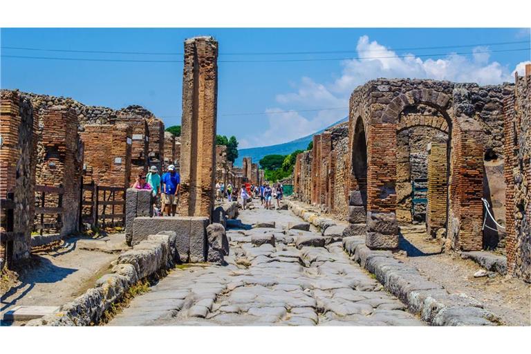 Im Jahr 79 n. Chr. brach der Vesuv aus und verschüttete das römische Pompeji und viele weitere Orte und Villen in seiner Umgebung.