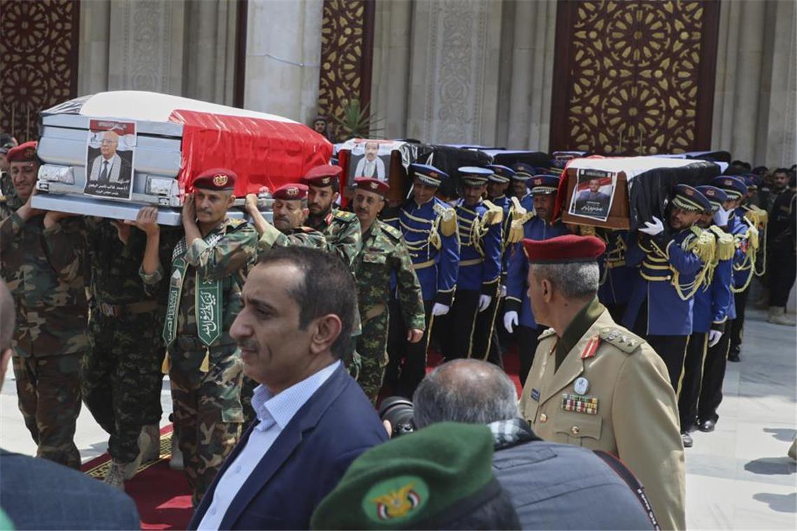 Im Jemen haben sich Tausende Menschen zur Beisetzung des durch Israel getöteten Ministerpräsidenten der Huthi-Miliz versammelt.