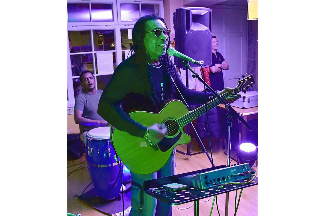 Im Joe Penas sorgt Live-Nacht-Urgestein John Noville mit heißen Rhythmen für Par...