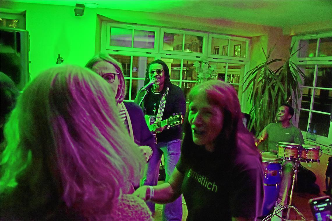 Im Joe Penas sorgt Live-Nacht-Urgestein John Noville mit heißen Rhythmen für Par...