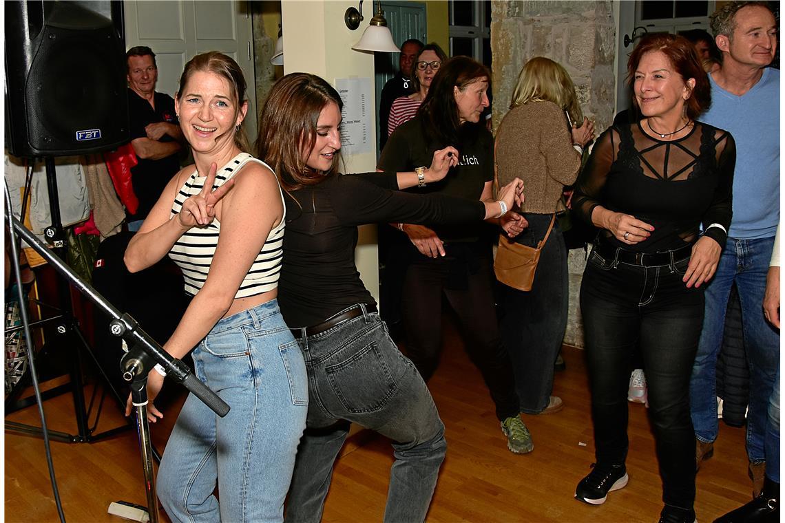 Im Joe Penas sorgt Live-Nacht-Urgestein John Noville mit heißen Rhythmen für Par...