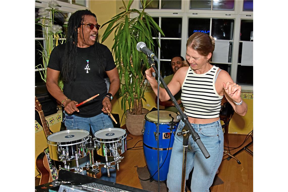 Im Joe Penas sorgt Live-Nacht-Urgestein John Noville mit heißen Rhythmen für Par...