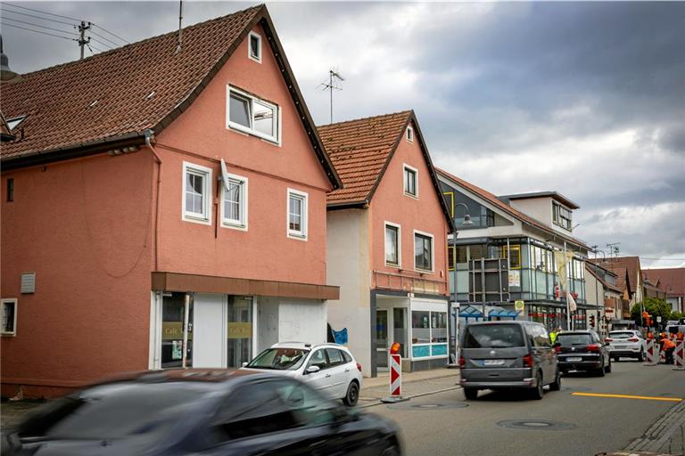 Im jüngst sanierten Gebäude Hauptstraße 24 (links) können 13 Personen wohnen. Die Nutzungsgebühr wird ab jetzt pauschal pro Person erhoben. Archivfoto: Alexander Becher