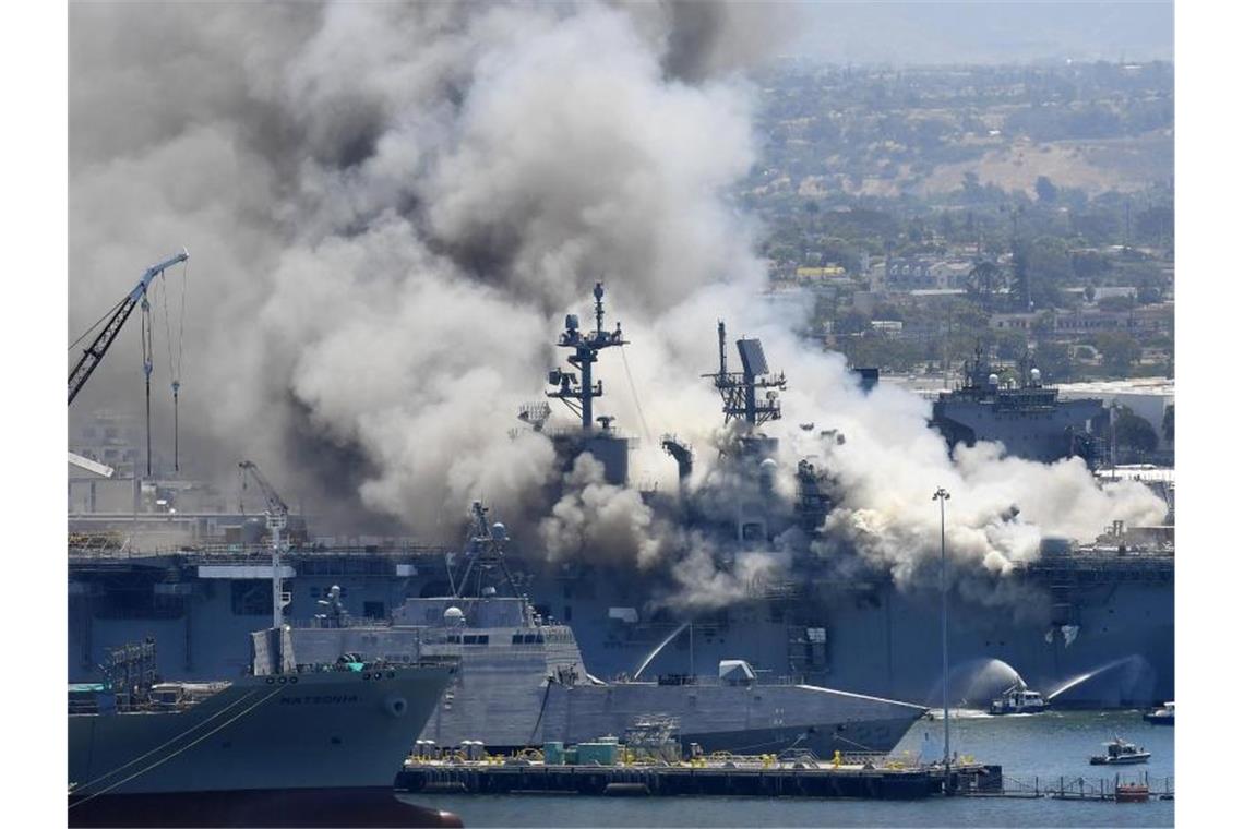 US-Marine geht nach Brand auf Kriegsschiff gegen Soldat vor Im Juli 2020 brach Feuer im Innern des Schiffes „Bonhomme Richard“ aus. Foto: Denis Poroy/AP/dpa