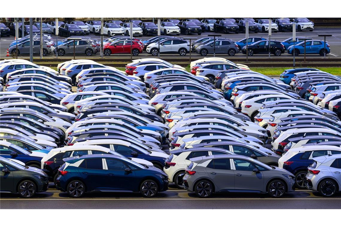 Fast jedes fünfte neue Auto im Juli fährt elektrisch Im Juli kamen etwa elf Prozent mehr Neuwagen auf die Straßen in Deutschland als im Vorjahresmonat. (Archivbild)