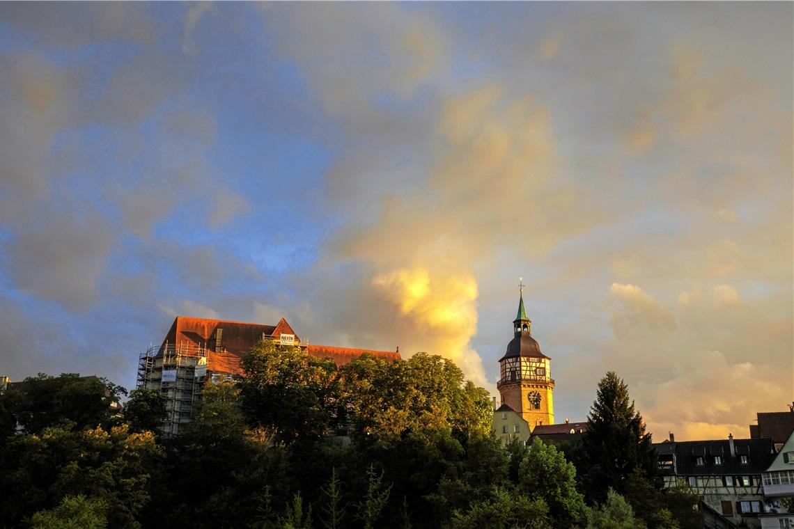 Sommermonat endet mit Hitze Im Juli schien die Sonne extrem häufig und lang und ließ die Stiftskirche und den Stadtturm in einem herrlichen Abendlicht erscheinen. Foto: A. Becher