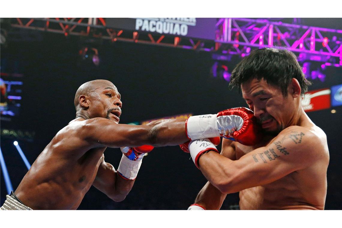 Im Juni 2015 flogen erstmals die Fäuste zwischen Floyd Mayweather (l) und Manny Pacquiao. (Archivbild)