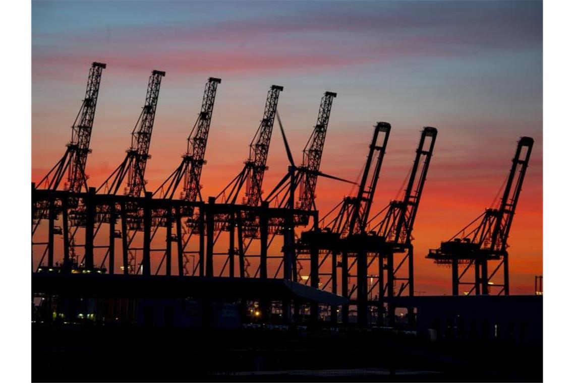 Export kämpft sich aus dem Corona-Tal Im Juni hat sich die im Mai begonnene Erholung fortgesetzt - die Exporte stiegen kräftig. Foto: Axel Heimken/dpa