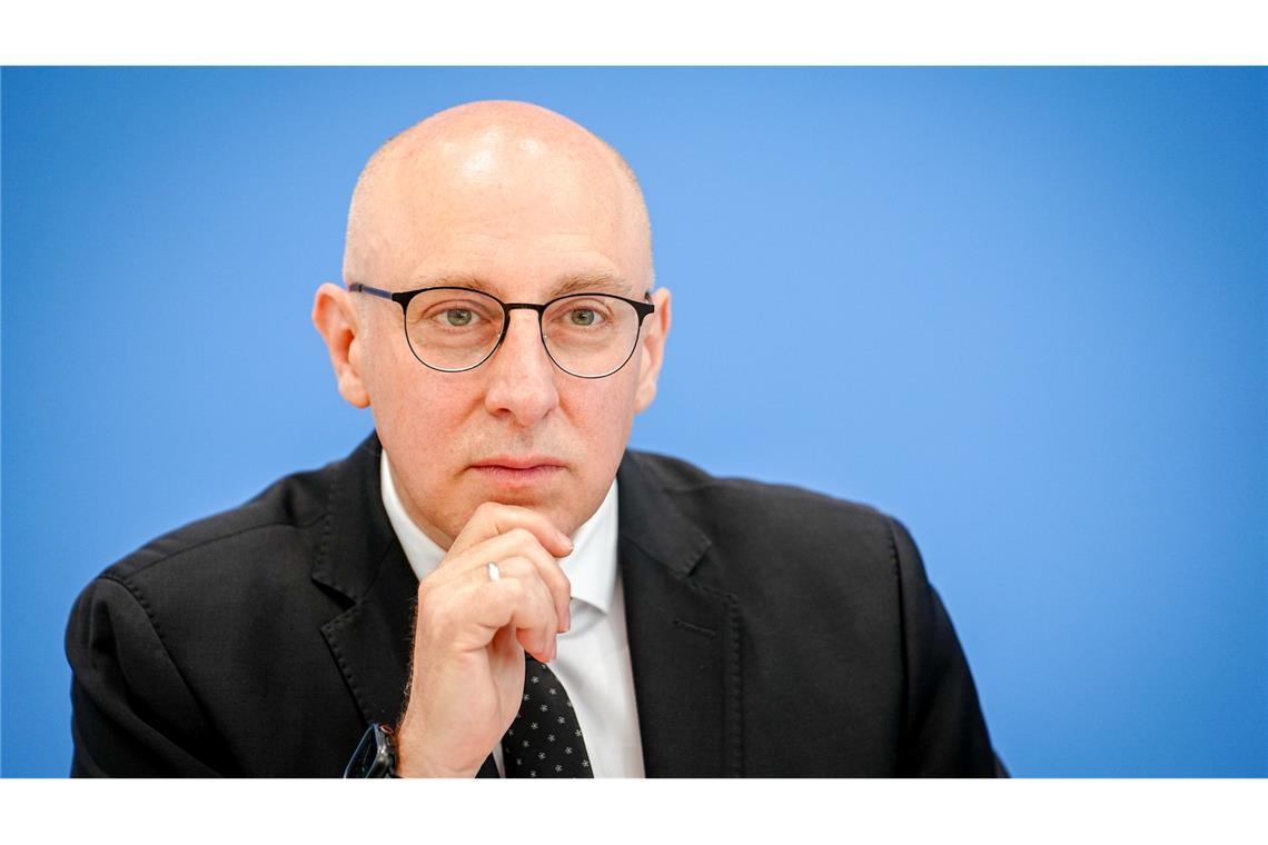 Vizepräsident Selen rückt an Spitze des Verfassungsschutzes Im Juni stellte Sinan Selen - damals noch Vizepräsident des Bundesamtes für Verfassungsschutz - gemeinsam mit Bundesinnenminister Alexander Dobrindt (CSU) den Jahresbericht seiner Behörde für 2024 vor. (Archivbild)