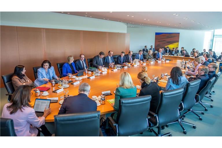 Im Kabinett geht es um die Finanzplanung. (Archivbild)