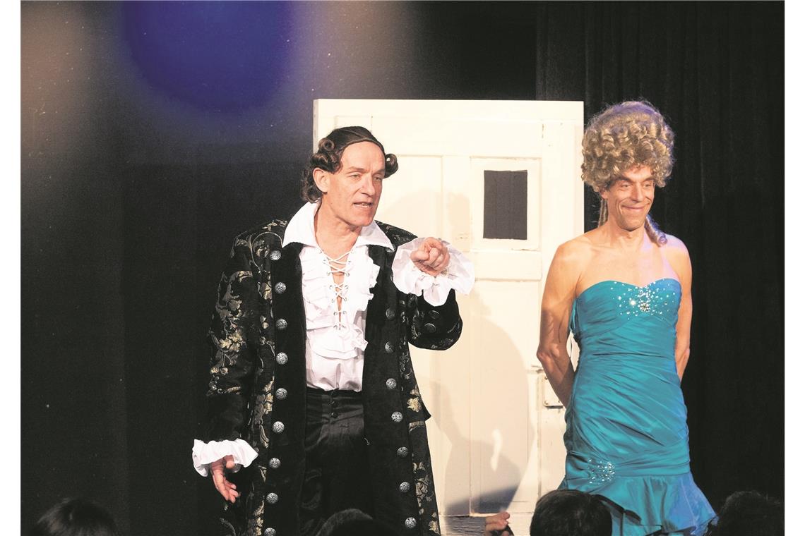 Doppelt so viele Besucher beim Minifestival wie Einwohner Im Kabirinett in Großhöchberg präsentierte das Chaos-Theater Oropax ausgeklügelte und abstruse Wortspielereien. Fotos: J. Fiedler