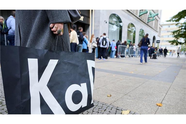 Im KaDeWe gibt es jetzt auch die Hype-Puppe Labubu zu kaufen.