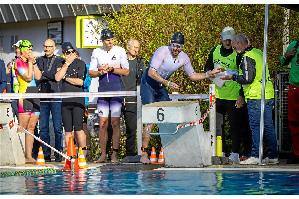 im kalten Wasser droht der Ehering verloren zu gehen, weshalb ein Teilnehmer ihn...