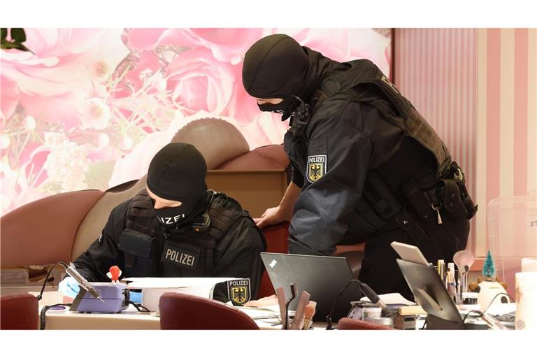 Im Kampf gegen das Schleusen von Arbeitskräften nach Deutschland und die Schwarzarbeit in Nagelstudios haben Einsatzkräfte  in mehreren Bundesländern Haftbefehle vollstreckt und Räume durchsucht.