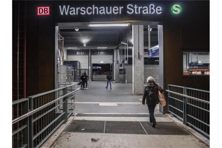 Im Kampf gegen die Ausbreitung des Coronavirus hat der Berliner Senat weitere Maßnahmen beschlossen. Deshalb waren auch rund um die Partymeile an der Warscher Straße nur wenige Menschen unterwegs. Foto: Paul Zinken/dpa