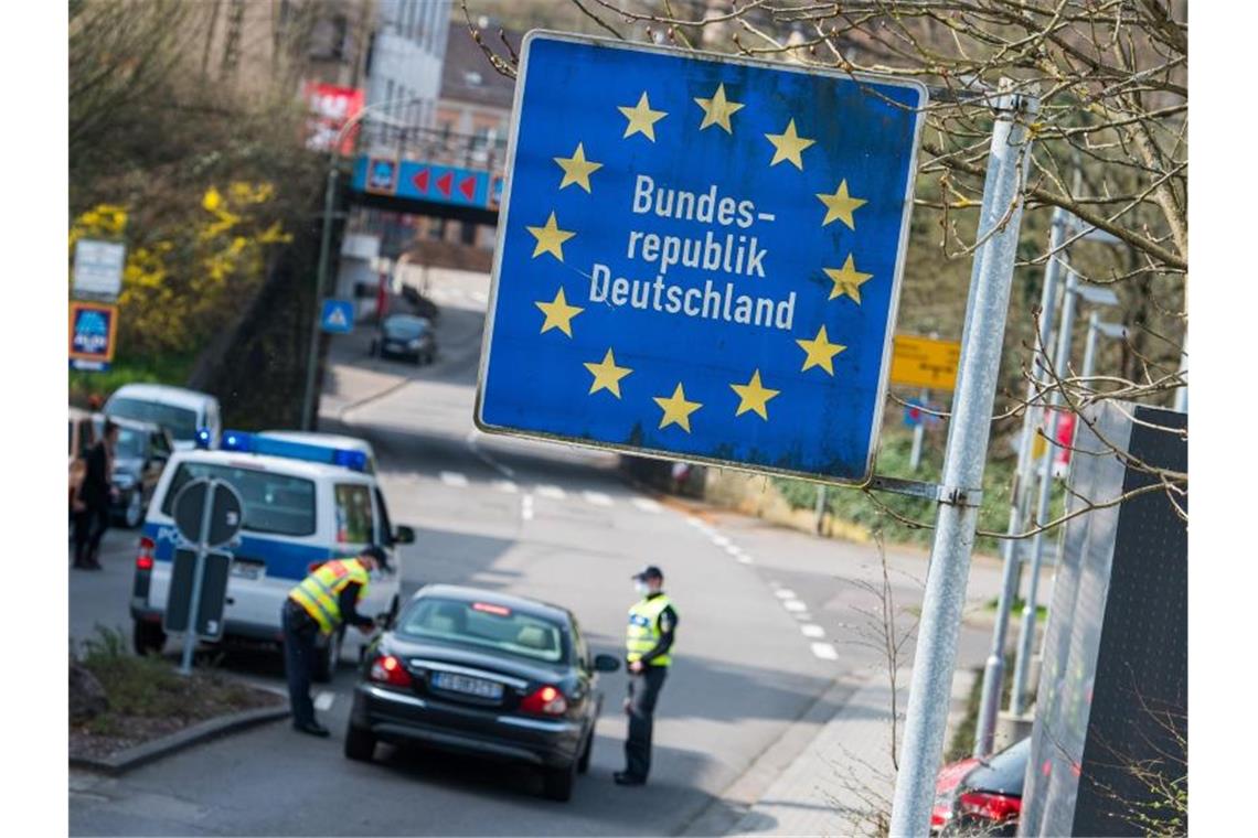 Im Kampf gegen die Ausbreitung gefährlicher Mutationen des Coronavirus wird die Einreise aus der französischen Grenzregion Moselle nach Deutschland erschwert. Foto: Oliver Dietze/dpa