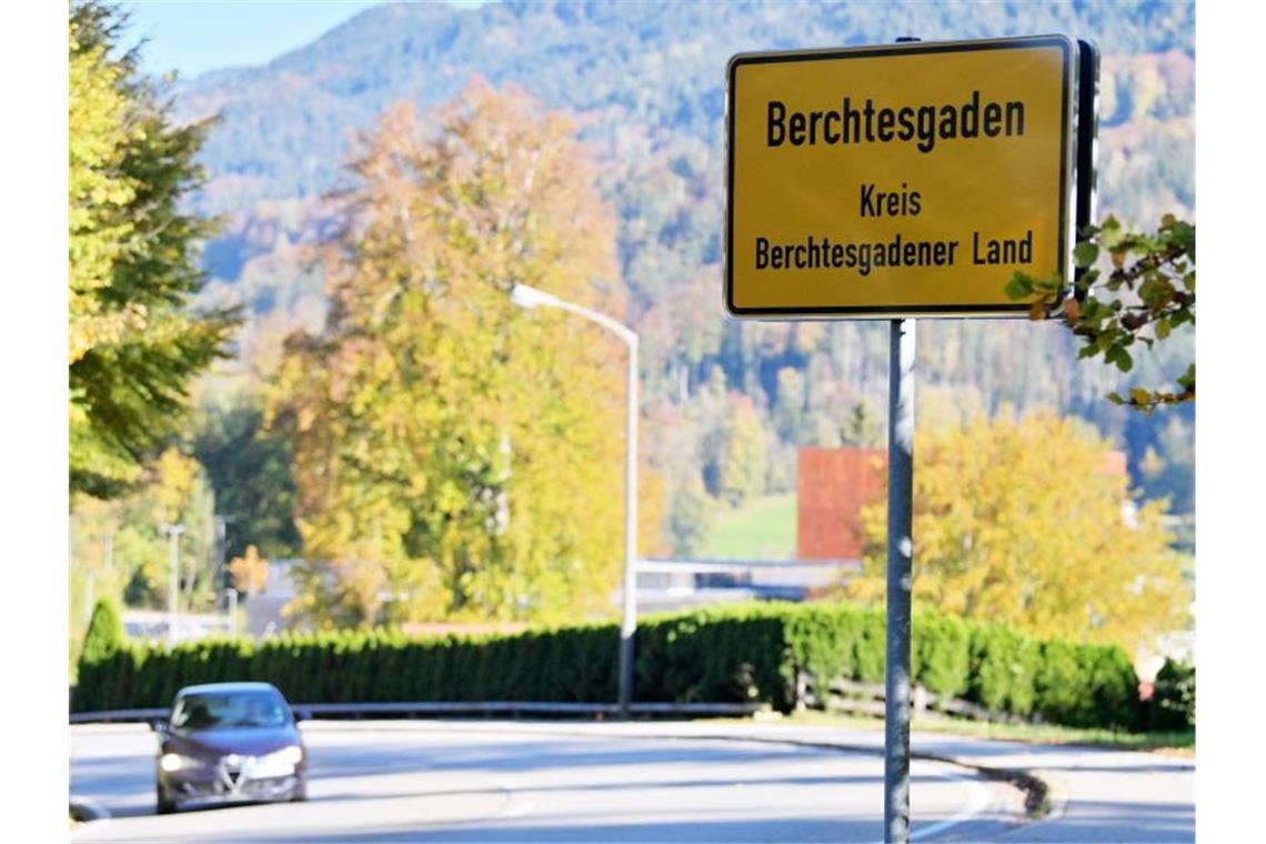 Im Kampf gegen die stark gestiegenen Corona-Infektionszahlen im oberbayerischen Landkreis Berchtesgadener Land sind Ausgangsbeschränkungen verhängt worden. Foto: Peter Kneffel/dpa