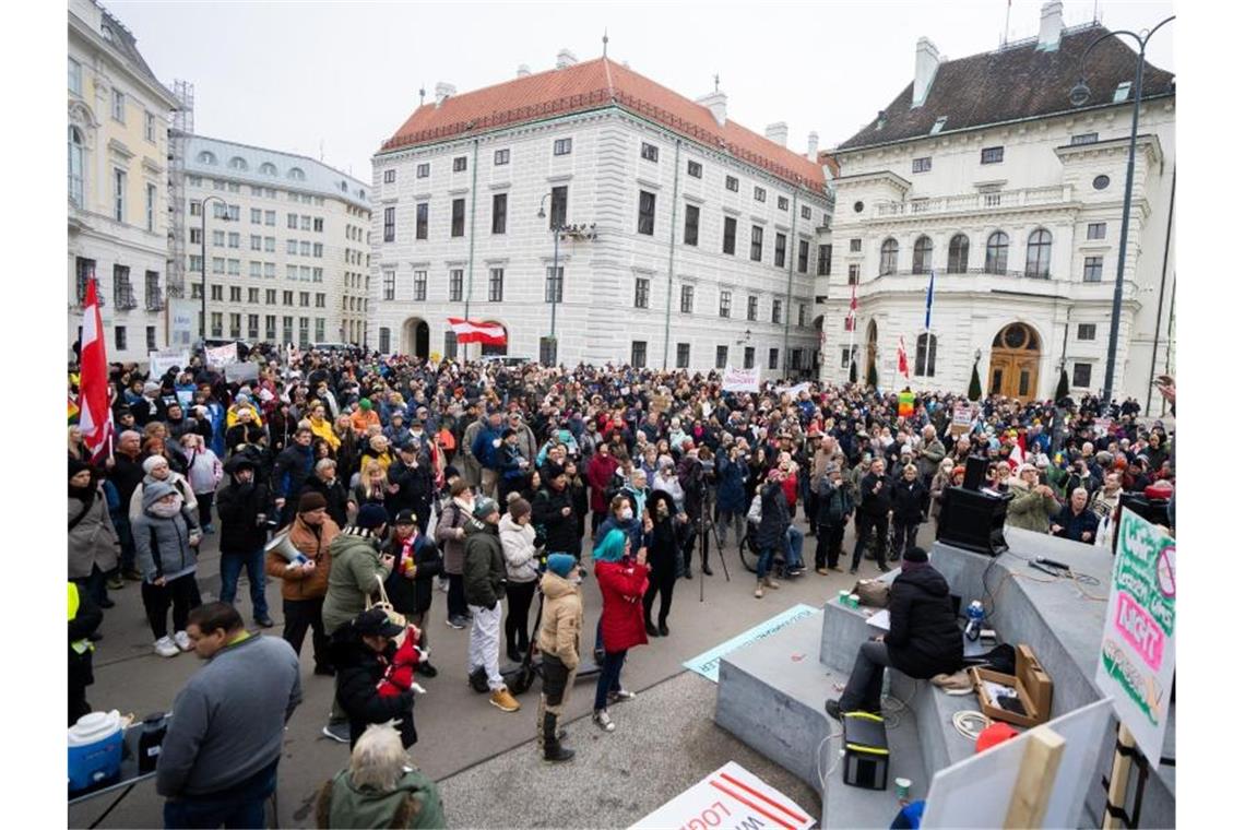Lockdown für Ungeimpfte in Österreich beschlossen Im Kampf gegen die vierte Welle der Corona-Pandemie gilt von diesem Montag, 15.11.2021, an ein Lockdown für Ungeimpfte. Foto: Georg Hochmuth/APA/dpa