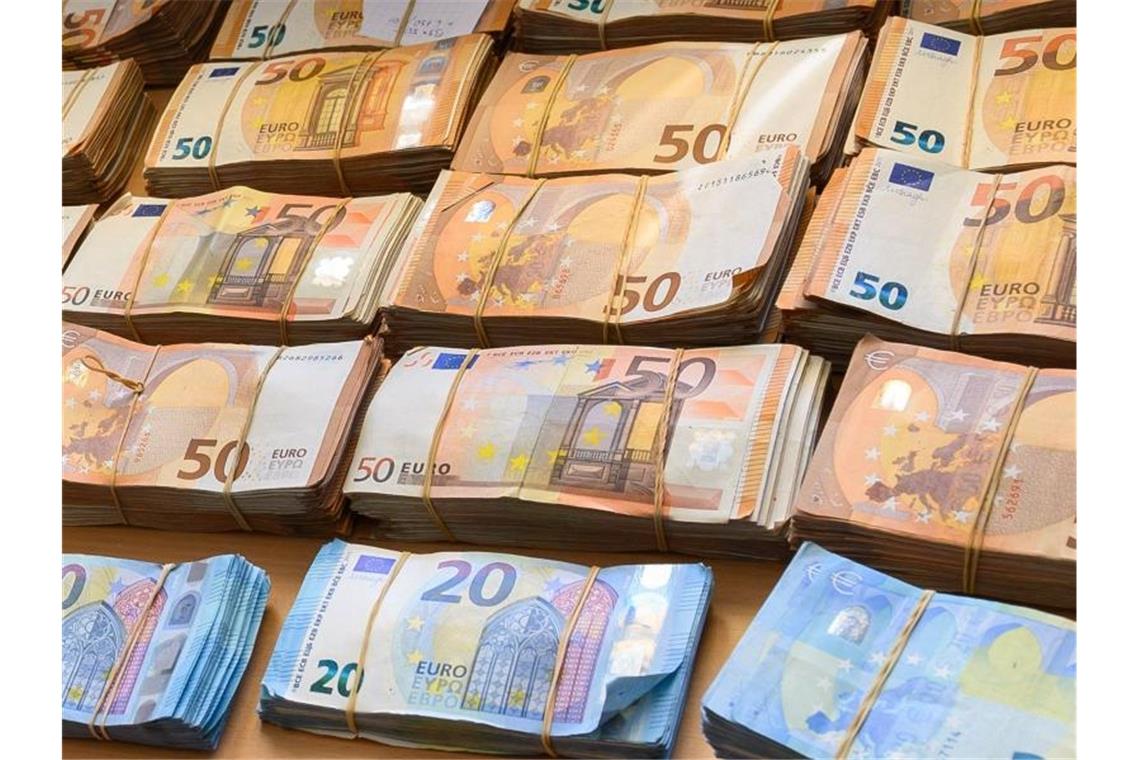 EU soll Behörde für Kampf gegen Geldwäsche bekommen Im Kampf gegen Geldwäsche will die EU-Kommission nicht nur eine Bargeldobergrenze einführen, sondern auch eine neue Überwachungsbehörde aufbauen. Foto: Silas Stein/dpa