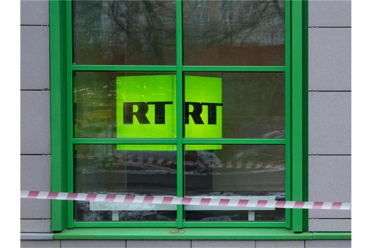 Im Kampf gegen russische Propaganda will die EU die russischen Staatsmedien RT und Sputnik verbieten. Foto: Pavel Golovkin/AP/dpa