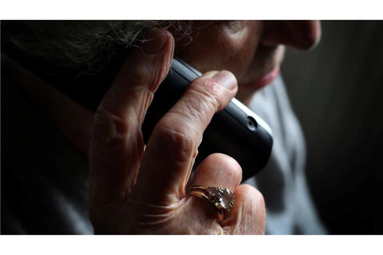 Im Kampf gegen sogenannte Schockanrufe organisierter Betrügerbanden vernetzt sich die Polizei internationaler. (Symbolbild)