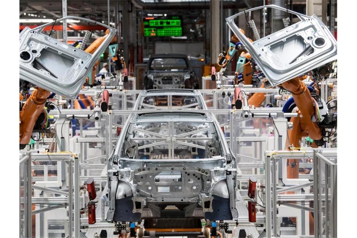 Im Karosseriebau des Volkswagen-Werkes in Sachsen montieren Roboter die Türen des VW ID.3. Foto: Hendrik Schmidt/dpa-Zentralbild/dpa