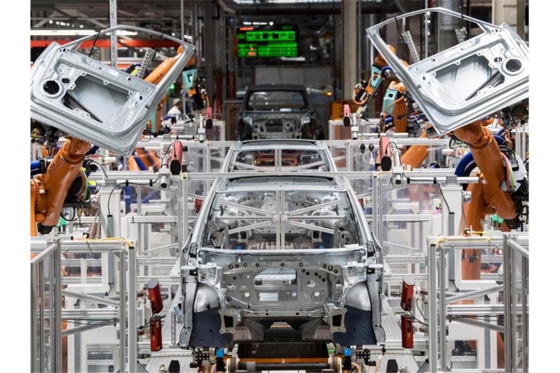 Im Karosseriebau des Volkswagen-Werkes in Sachsen montieren Roboter die Türen des VW ID.3. Foto: Hendrik Schmidt/dpa-Zentralbild/dpa
