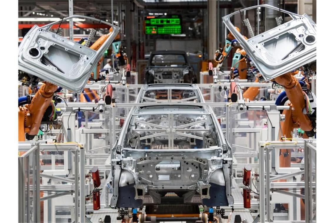 Im Karosseriebau des Volkswagen-Werkes in Sachsen montieren Roboter die Türen des VW ID.3. Der Fahrzeugbau schneidet in dem Digitalisierungsindex der Bundesregierung gut ab. Foto: Hendrik Schmidt/dpa-Zentralbild/dpa
