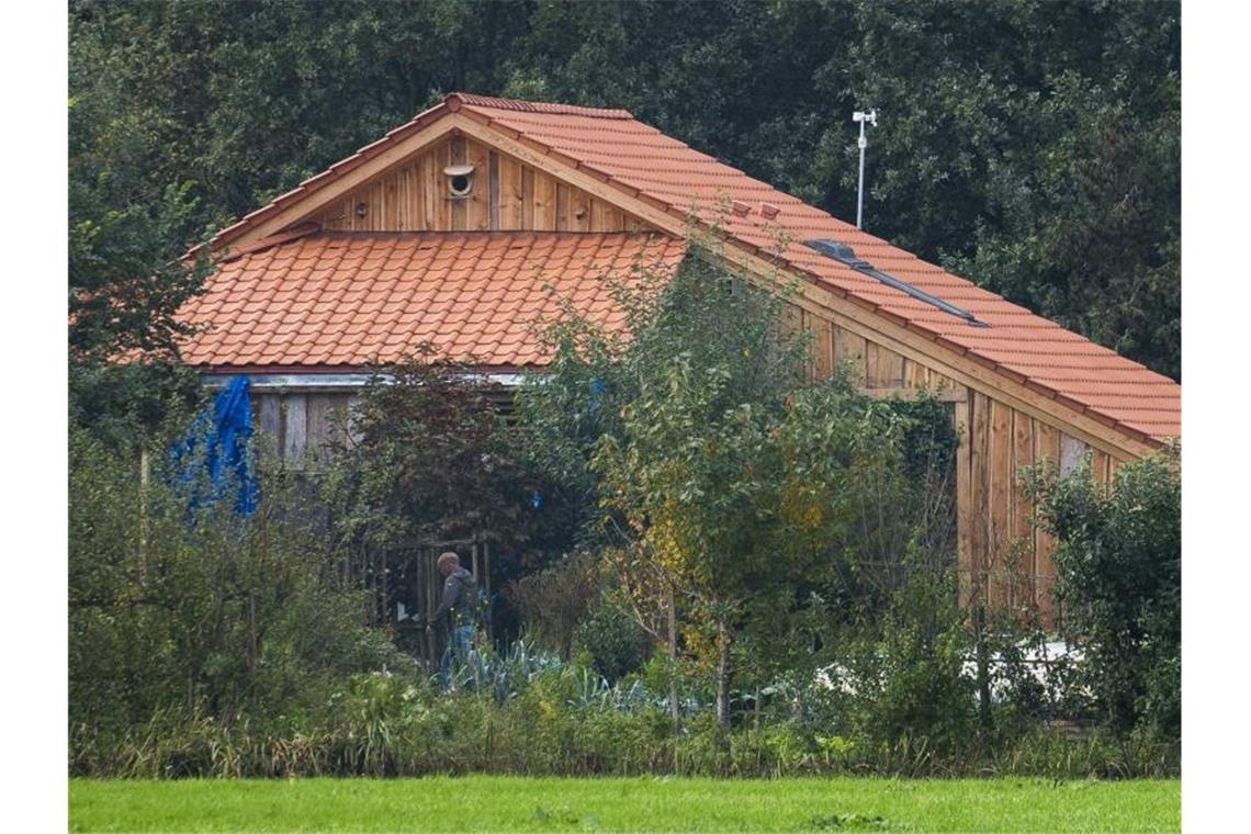 Das Geheimnis um die isolierte Familie auf dem Bauernhof Im Keller des abgelegenen Bauernhofs soll eine Familie jahrelang völlig isoliert gehaust haben. Foto: Vincent Jannink/ANP/dpa