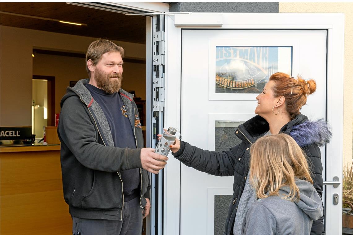 Im Kfz-Technik-Betrieb von Imanuel Gerstmayr dürfen Durstige, wie hier Simone Barthel und Lara, kostenfrei ihre Trinkflasche mit Leitungswasser auffüllen. Foto: Alexander Becher