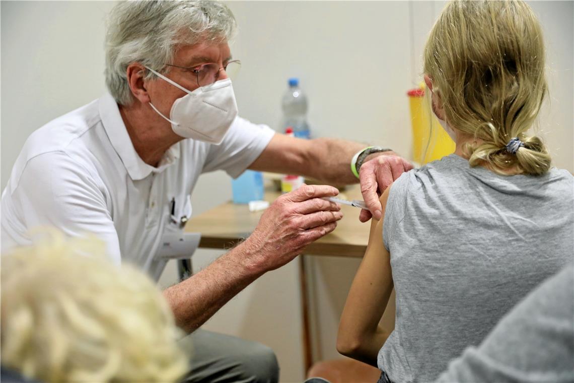 Im Kinderimpfzentrum am Klinikum Winnenden wurden am Mittwochnachmittag die ersten Kinder gegen Covid-19 geimpft. Zur Belohnung gab’s ein Schokolädchen. Foto: A. Palmizi