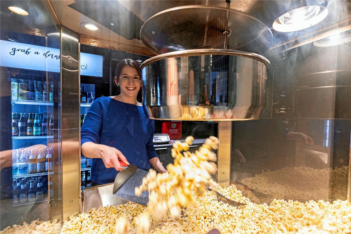 Im Kino Universum wird das Popcorn jeden Abend frisch zubereitet. Julia Eppler zeigt, wie die Maschine funktioniert. Foto: Dietmar van der Linden