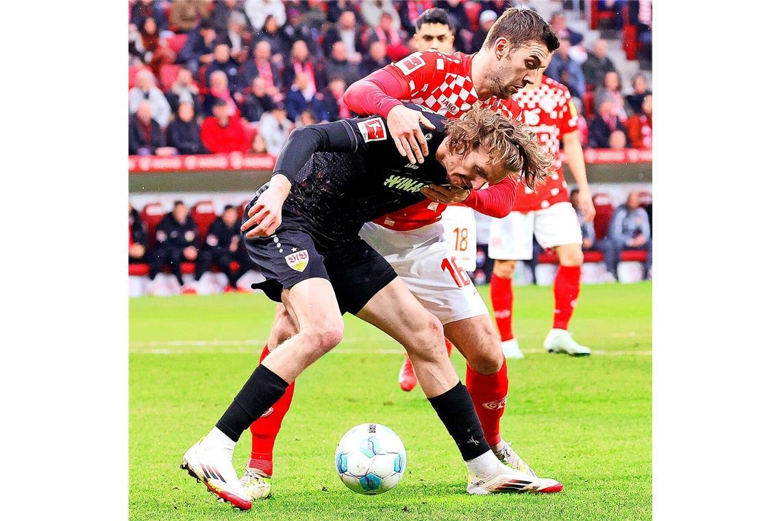 Schwächen vor dem Showdown Im Klammergriff: Die Stuttgarter um Nick Woltemade (vorne, gegen Stefan Bell) kommen beim FSV Mainz 05 nicht zur Entfaltung.
