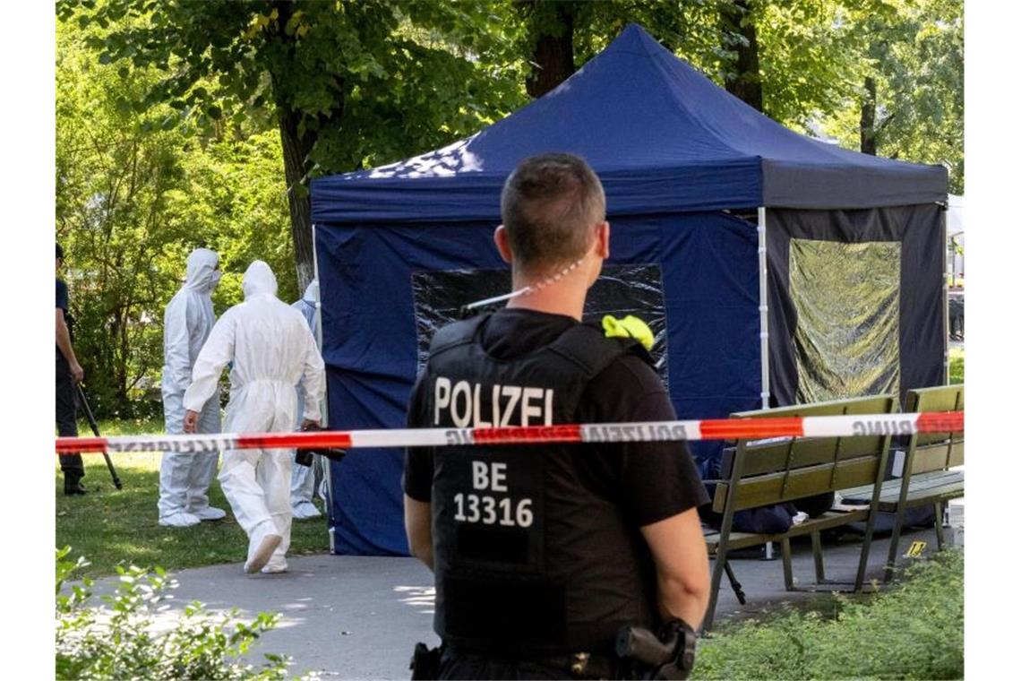 Im Kleinen Tiergarten werden im August Spuren am Tatort gesichert. Foto: Christoph Soeder/dpa