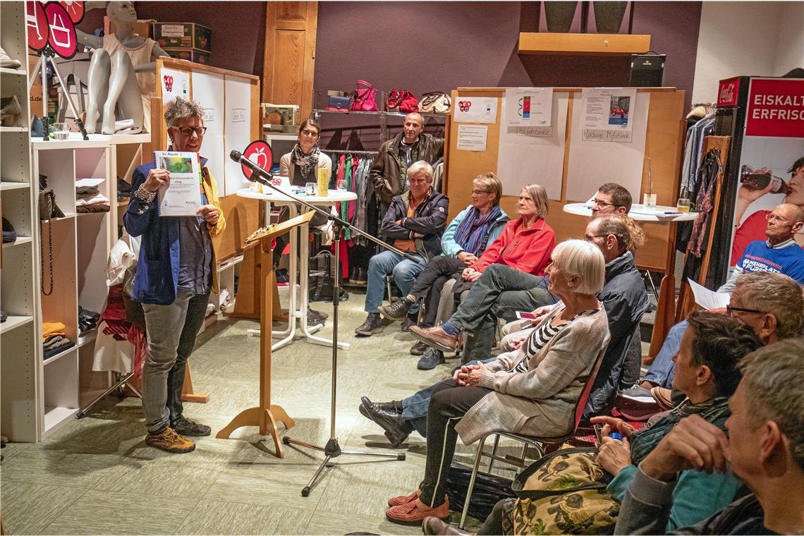 Im Klima- und Kulturzentrum stellte Silke Müller-Zimmermann (links) den ausgearbeiteten Aktionsplan vor. Foto: A. Becher