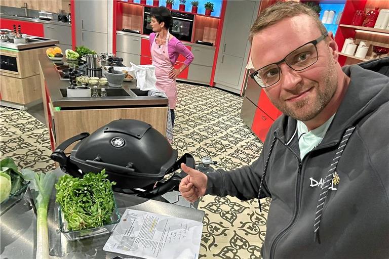 Im Kochstudio des ZDF ist alles für die Kandidatinnen und Kandidaten vorbereitet. Daniel Schmidt ist bereit für die Herausforderung.