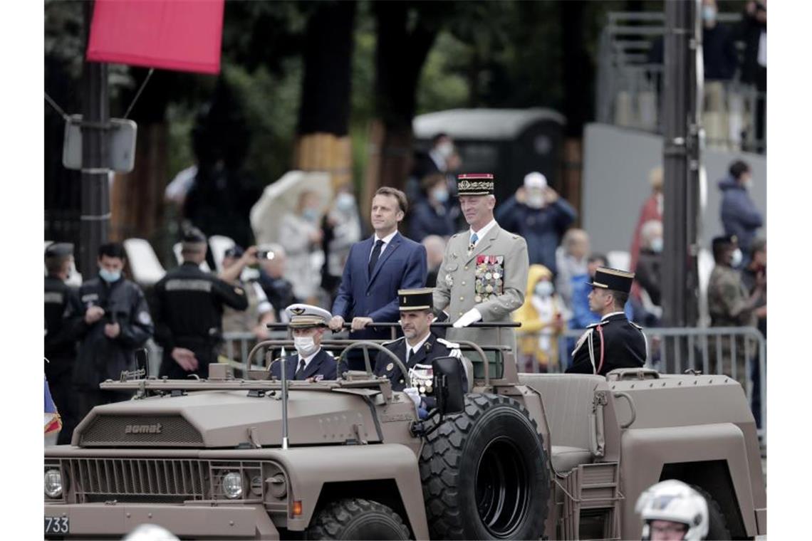 Im Kommandowagen: Präsident Emmanuel Macron und General François Lecointre, Stabschef der französischen Armee. Foto: Lewis Joly/AP/dpa