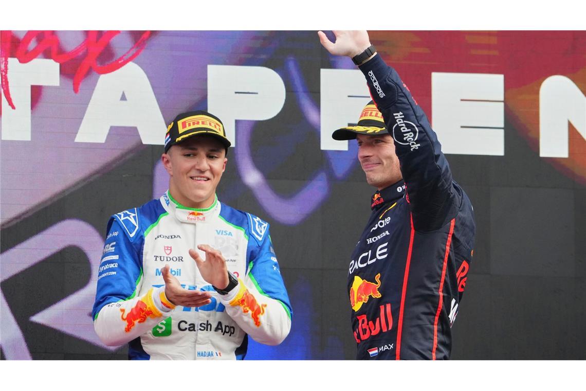 Im kommenden Jahr fährt Hadjar (l) zusammen mit Max Verstappen. (Archivbild)