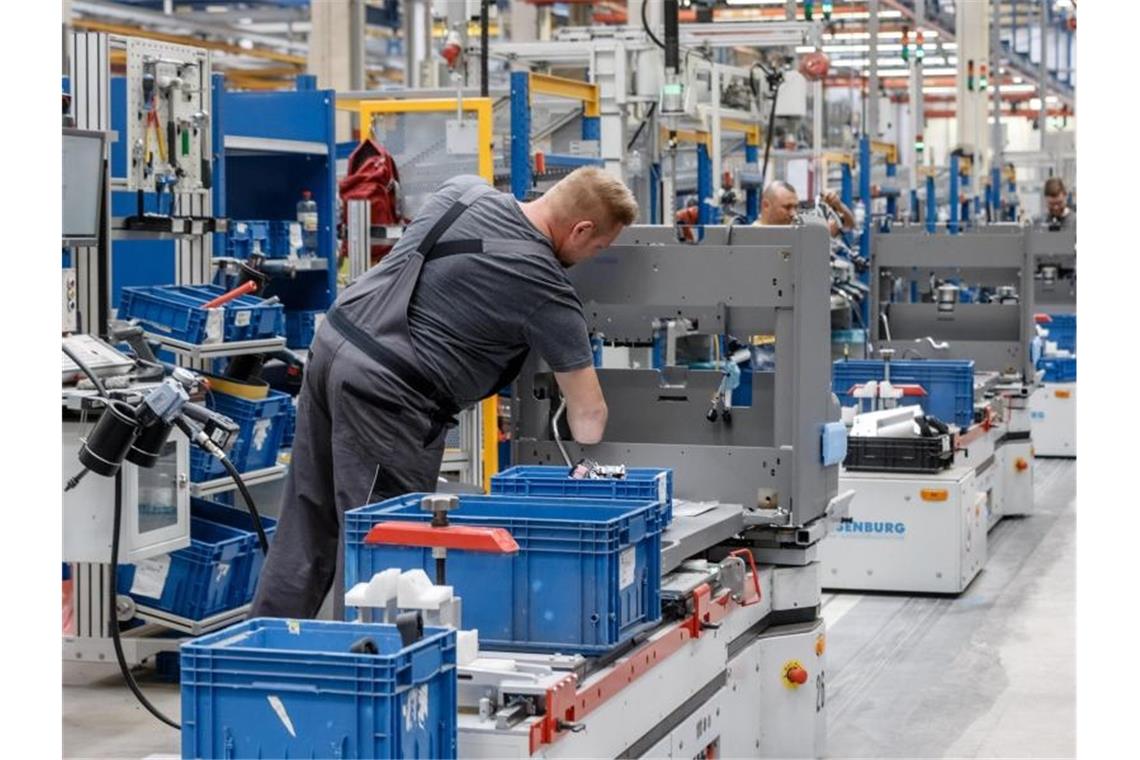 Im kommenden Jahr rechnen 21 Branchen mit einer etwas höheren Produktion - beispielsweise der Maschinenbau, die Elektro- und die Chemieindustrie sind hoffnungsvoll. Foto: Markus Scholz/dpa