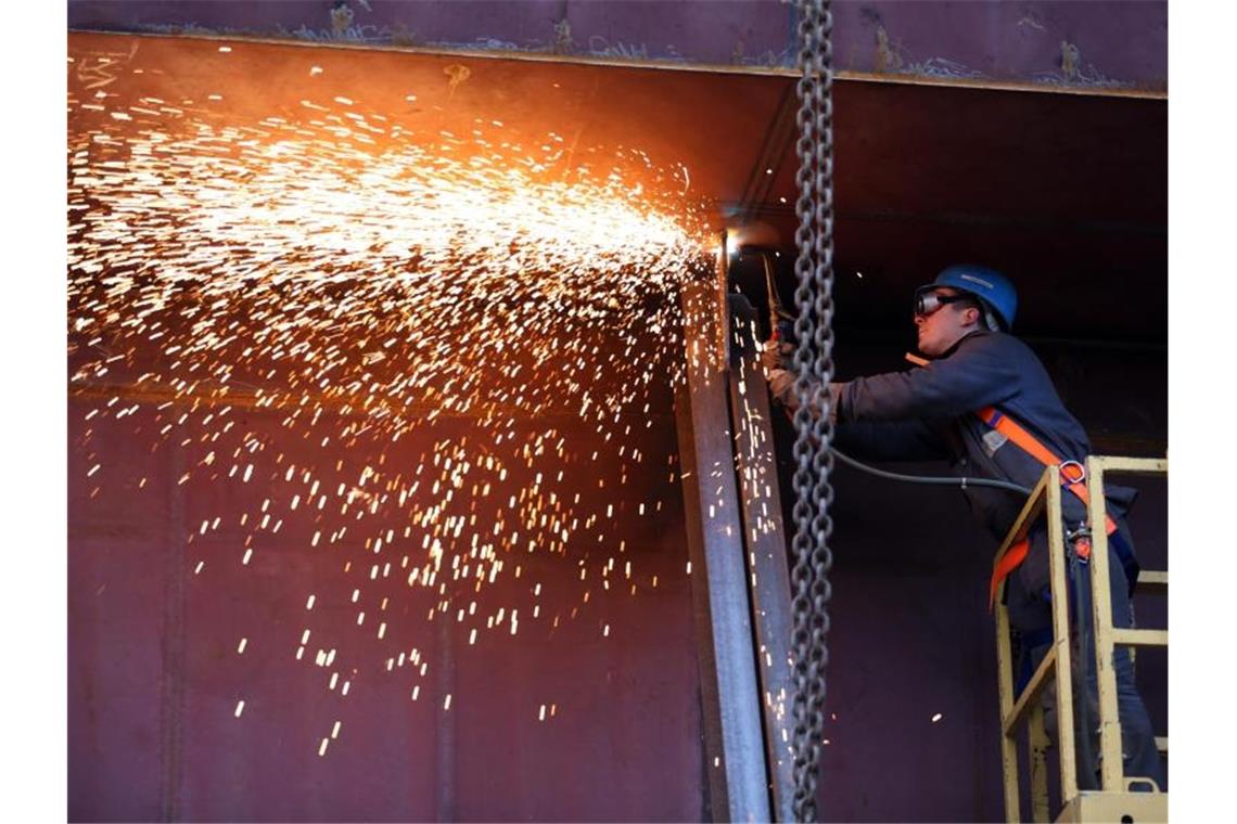 Neue Sonderzahlung für Metaller - Viele nehmen lieber frei Im kommenden Monat erhalten die Beschäftigten der Metall- und Elektroindustrie erstmals das neue tarifliche Zusatzgeld. Foto: Bernd Wüstneck