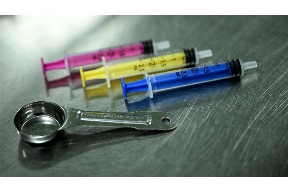 Im Konsumraum gibt es saubere Utensilien, aber auch Trinken, Essen, Duschen und Toiletten.