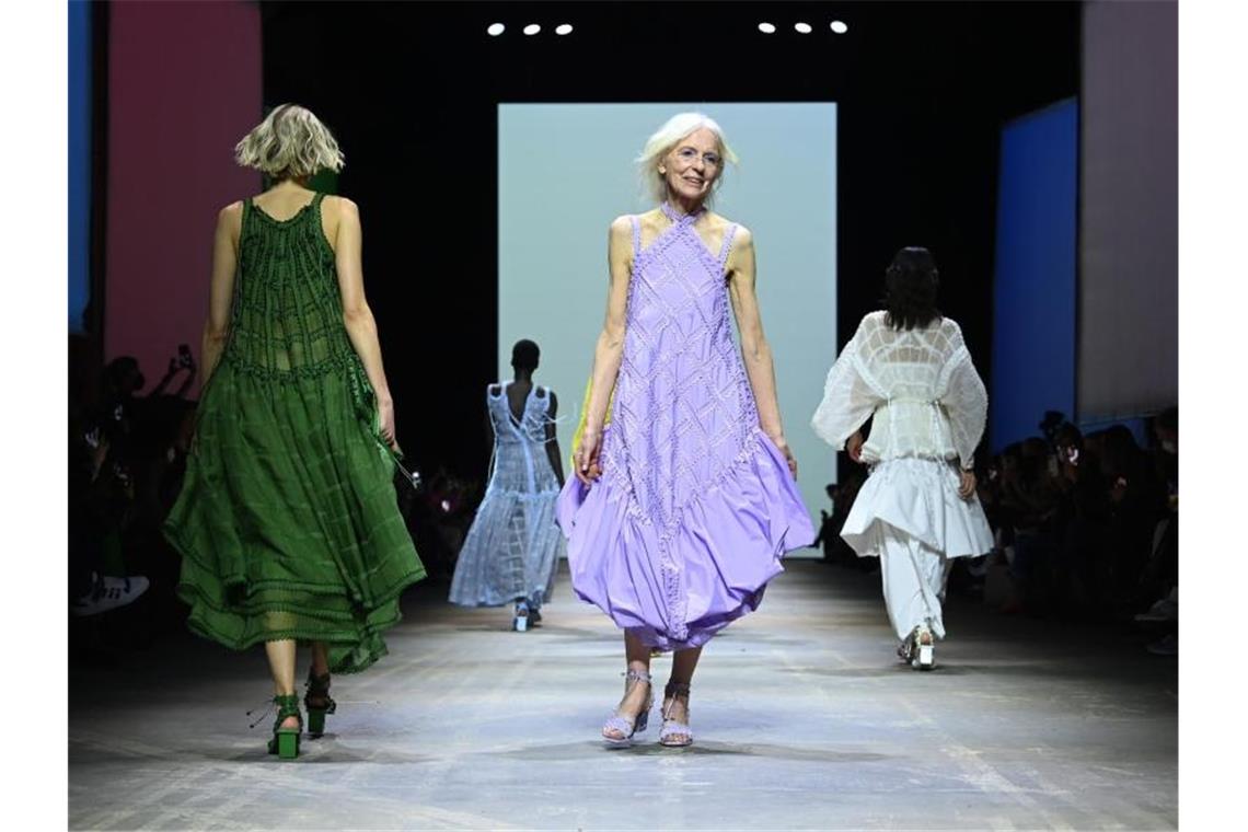 Berliner Modewoche als Zeichen für Freiheit Im Kraftwerk Berlin präsentieren Models Kreationen der finnischen Designerin Sofia Ilmonen. Foto: Jens Kalaene/dpa-Zentralbild/dpa