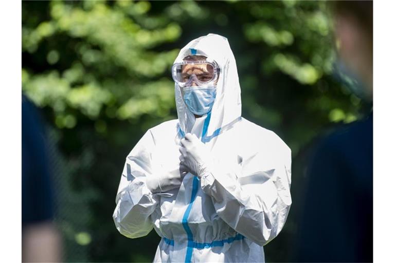 Im Kreis Gütersloh werden Bürger in Quarantäne besucht und getestet. Foto: David Inderlied/dpa