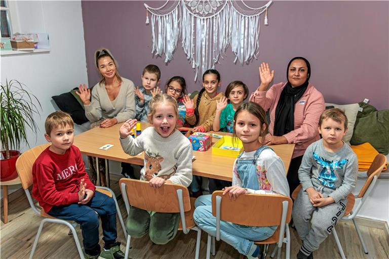 Im Kurs der beiden Ehrenamtlichen Olesia Lebid (links) und Razia Firuskahi (rechts) lernen Kinder „spielerisch Deutsch“. Foto: Stefan Bossow