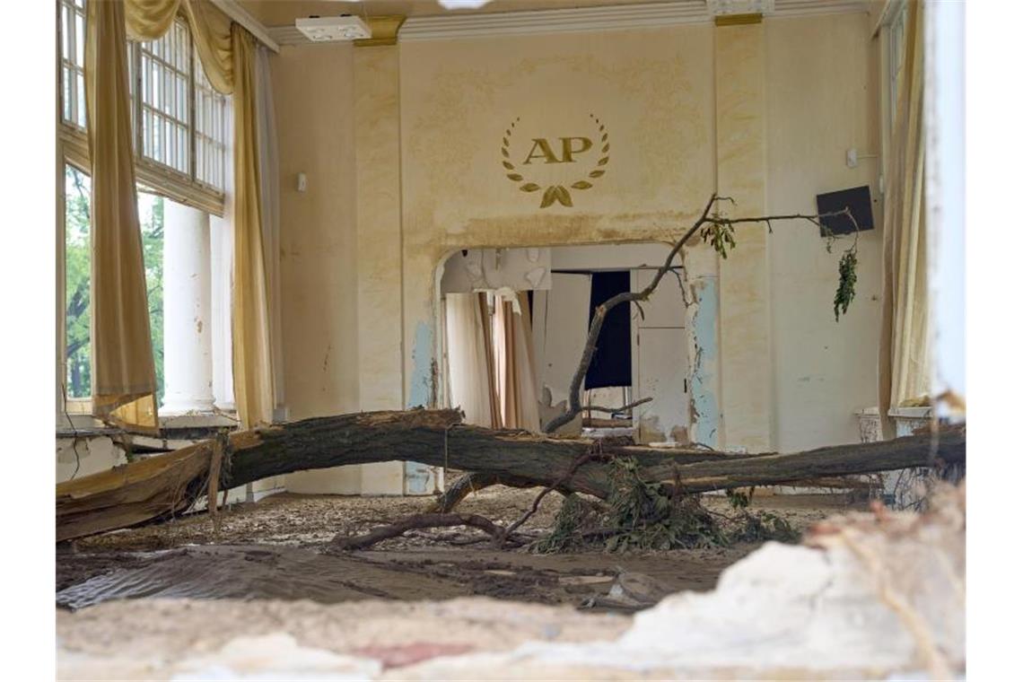 Katastrophengebiet von neuen Unwettern verschont Im Kursaal von Bad Neuenahr hat die Flut einen Baum angespült. Foto: Thomas Frey/dpa