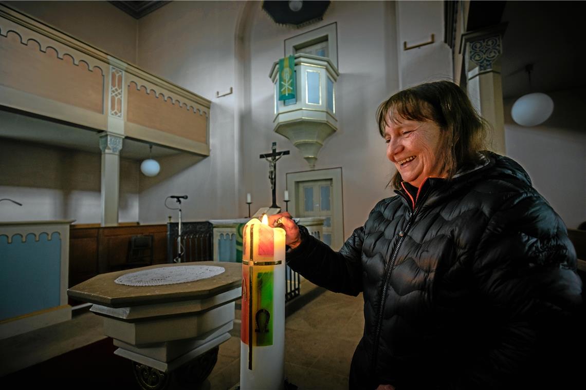 Vor allem die Gemeinschaft zählt Im ländlichen Raum sind die Kontakte noch persönlicher. Ute von Brandenstein etwa ist Pfarrerin der evangelischen Kirchengemeinde Großerlach/Grab und unterrichtet in der Grundschule auch noch Religion. Deshalb ist sie auch bei den Jüngeren gut bekannt. Fotos: A. Becher