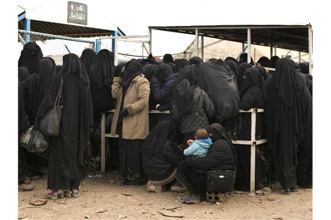 Im Lager Al-Haul in Syrien stehen Frauen für Hilfsgüter an. Nach dem Fall der letzten IS-Bastion Ende März befinden sich Tausende IS-Kämpfer und ihre Angehörigen in Gefangenenlagern. Foto: Maya Alleruzzo/AP/dpa